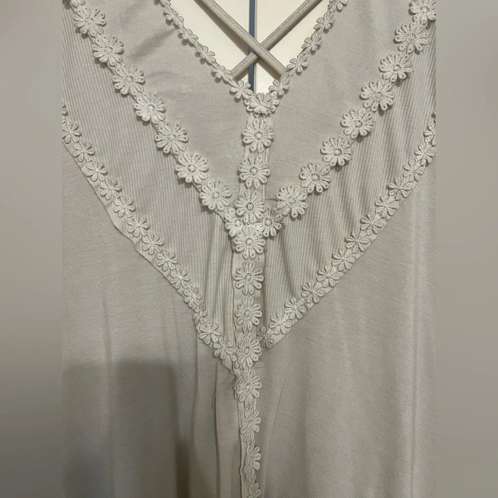 NWOT POL Gray/Beige Floral Flowy Criss Cross Tank Top - Picture 3 of 6